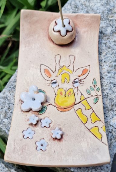 0039 Halterung für Räucherstäbchen "Giraffe" 7x13 cm 0039 Halterung für Räucherstäbchen "Giraffe" 7x13 cm
